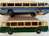 deux petits bus posés l'un à côté de l'autre sur une table