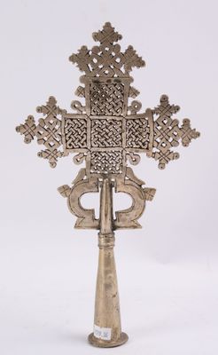 une image représentant une croix posée sur un socle, sur fond blanc