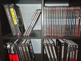 une étagère de livres avec un tas de DVD dessus