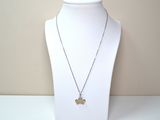 gros plan d'un mannequin portant un collier