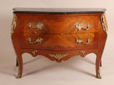 une petite commode avec un plateau en marbre