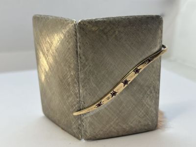 une boîte en argent ornée d'un motif en forme d'étoile dorée