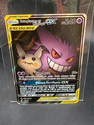 une image d'une carte Pokémon dans une boîte transparente