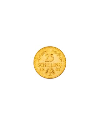 gros plan d'une pièce d'or sur fond blanc