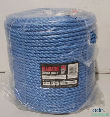 un rouleau de corde bleue emballé dans du plastique, posé sur une table