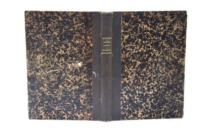 un vieux livre avec une couverture noire