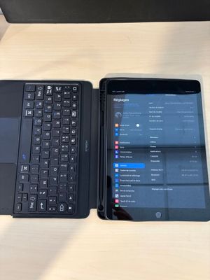 deux ordinateurs portables posés l'un à côté de l'autre sur une table
