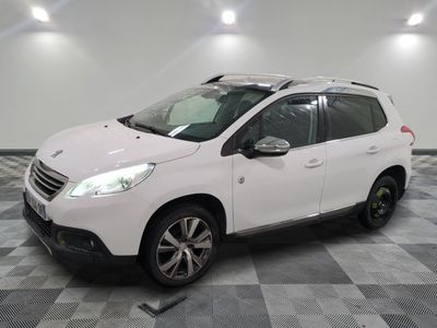 la voiture blanche est garée sur un sol en damier dans le garage