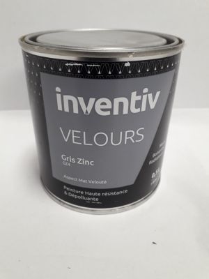 un pot de peinture posé sur une table, sur fond blanc