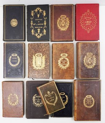 une image représentant une collection de livres anciens posés sur une surface blanche