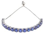 un gros plan d'un bracelet orné de pierres bleues sur fond blanc