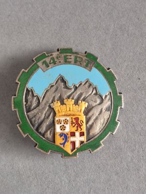 l'insigne d'un insigne orné d'un blason et d'une couronne