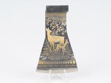 un vase noir et doré orné d'un cerf et de fleurs