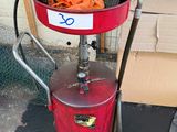 une borne d'incendie rouge sur laquelle est apposé un panneau
