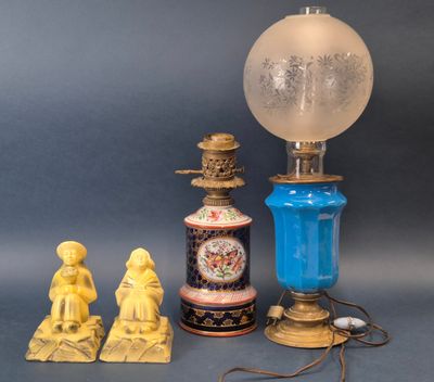Plusieurs types de lampes anciennes sont exposées sur un support gris.