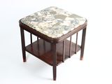 une petite table carrée avec un plateau en marbre sur fond blanc