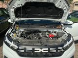 une voiture blanche dont le capot est ouvert et le capot ouvert