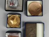 plusieurs sortes de chocolats dans une boîte bleue posée sur une surface blanche