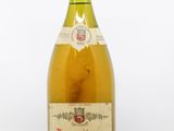 une bouteille de vin posée sur une table