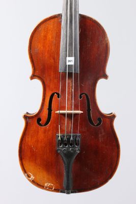 un vieux violon avec un archet sur fond blanc