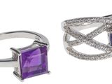 deux bagues ornées de pierres violettes et de diamants sur fond blanc