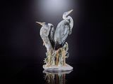 deux oiseaux perchés au sommet d'une statue