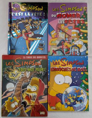 Quatre albums de bandes dessinées des Simpson sont posés sur une surface blanche