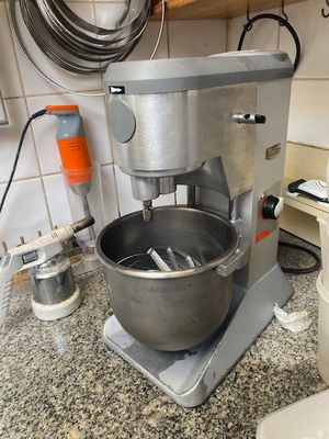 un mixeur posé sur un plan de travail dans une cuisine