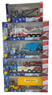 une exposition de camions miniatures dans une vitrine