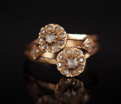 une image représentant deux bagues en or serties de diamants sur un fond noir