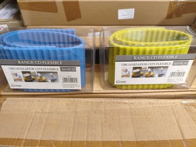 deux récipients en plastique posés sur une boîte en carton