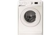 vue de face d'une machine à laver blanche sur fond blanc