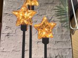 une boîte sur laquelle figurent trois lumières en forme d'étoile