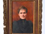 portrait d'une femme en robe noire, dans un cadre doré, posé sur une étagère