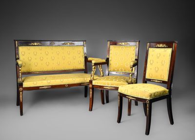 Suite de deux fauteuils, deux chaises et un canapé en acajou…