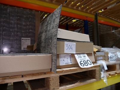 une grande quantité de cartons sur une palette dans un entrepôt