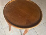 une petite table avec un plateau en bois sur un sol carrelé