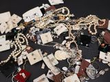 beaucoup de colliers et d'autres bijoux posés sur une table