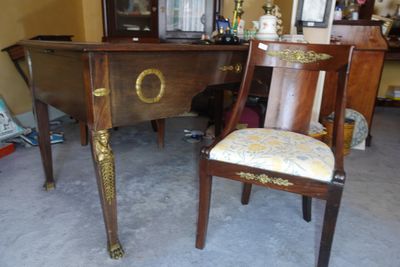 a desk with a chair and a mirror in the room