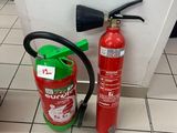 un extincteur posé à côté d'une borne d'incendie, au sol
