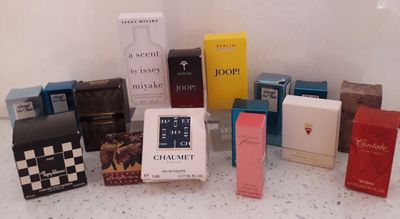 une grande variété de parfums sur le comptoir