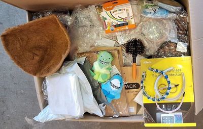 10095-340 / 1 palette de 123 kg de mix (feutres, moules silicone, déco