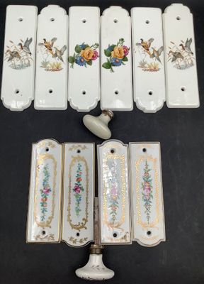 Plusieurs pièces de porcelaine sont disposées sur une surface noire