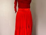 une robe rouge sur un mannequin, un mannequin, un mannequin, un mannequin, un mannequin, un mannequin, un mannequin, un mannequin, un mannequin