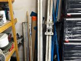 une pile d'objets hétéroclites dans un garage