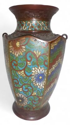 un vase posé sur un support sur une surface blanche