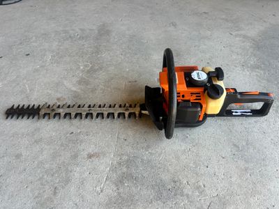 a close up of a hedger on the ground with a chain attached to it