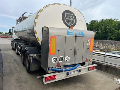 un gros camion-citerne garé sur le bord de la route