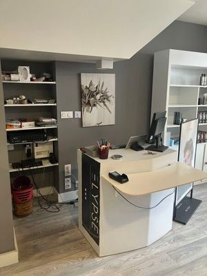 un bureau avec un ordinateur dans le coin d'une pièce