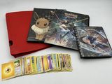 beaucoup de cartes pokemon et un livre sur la table